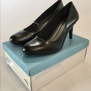 NWT/box SZ 7.5W Black matte pumps!